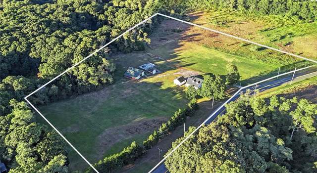 Photo of 1458 Middle Rd, Calverton, NY 11933