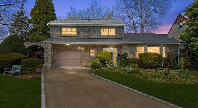 Photo of 4 Oxford Pl, Rockville Centre, NY 11570