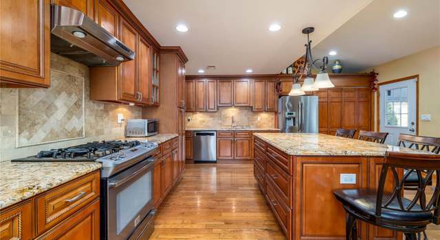 Photo of 5 Hyannis Ct, East Rockaway, NY 11518