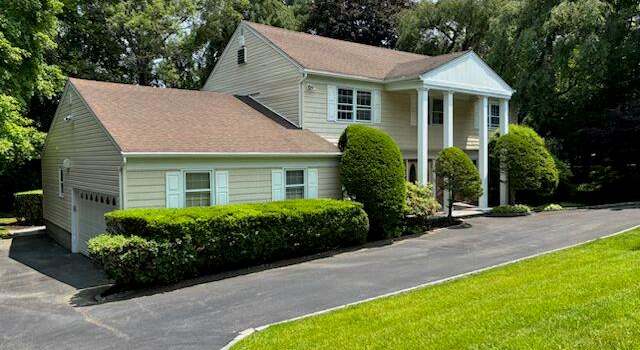 Photo of 27 Lisa Dr, Dix Hills, NY 11746