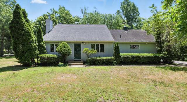 Photo of 152 Vista Ct, Riverhead, NY 11901