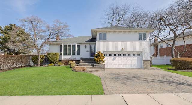 Photo of 42 Hollywood Dr, Plainview, NY 11803