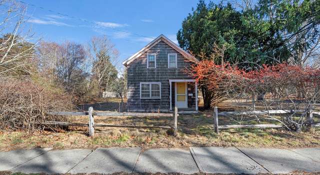 Photo of 76 Floyd St, East Hampton, NY 11937