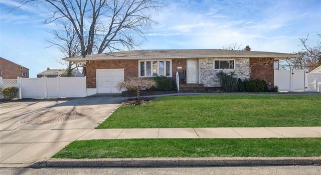 Photo of 24 Sheldon Pl, Commack, NY 11725