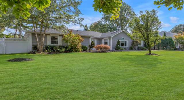 Photo of 5 Crawford Dr, Dix Hills, NY 11746