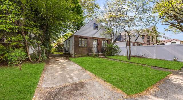 Photo of 8112 264th St, Glen Oaks, NY 11004