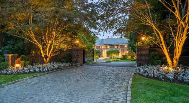Photo of 8 Saddle Ridge Rd, Old Westbury, NY 11568