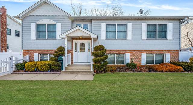 Photo of 463 16 St S, Lindenhurst, NY 11757