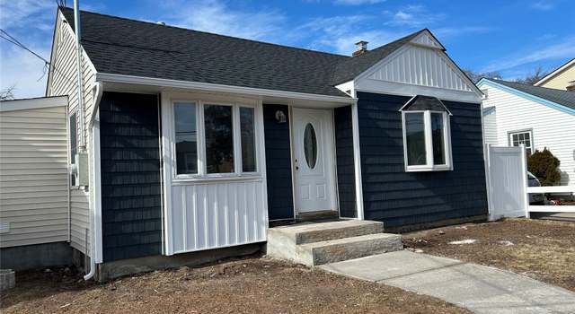 Photo of 513 S 9th St, Lindenhurst, NY 11757