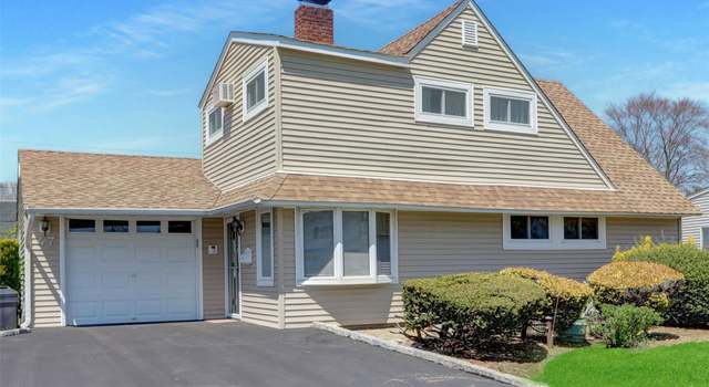 Photo of 47 Elves Ln, Levittown, NY 11756