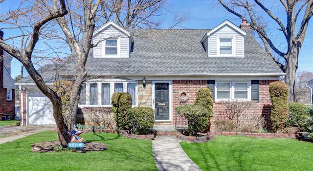 Photo of 142 Aster Dr, New Hyde Park, NY 11040
