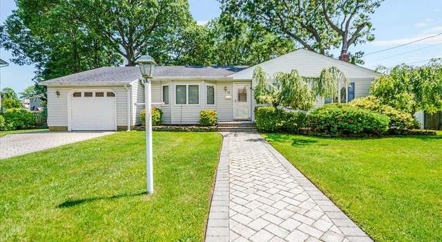Photo of 70 Cleveland St, Bay Shore, NY 11706