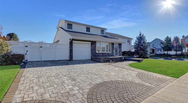 Photo of 1 Marie Pl SE, Massapequa, NY 11758