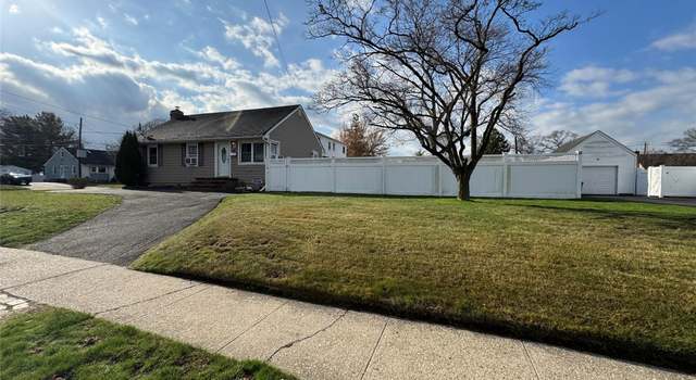 Photo of 76 Parkdale Dr, North Babylon, NY 11703