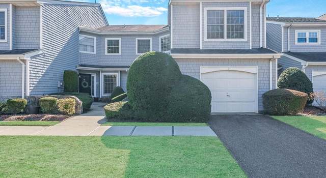 Photo of 3 Lakebridge Dr S, Kings Park, NY 11754