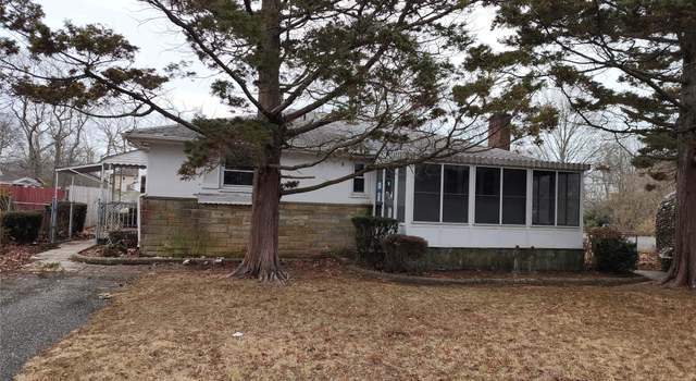Property at 18 Merrick Rd, Shirley, NY 11967, 3 beds, 1 bath