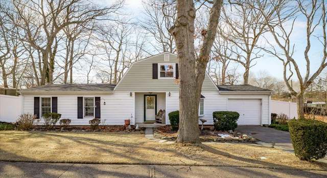Photo of 16 College Hills Dr, Farmingville, NY 11738