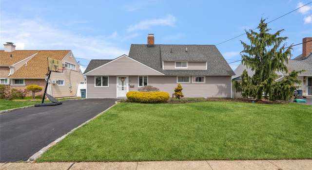 Photo of 15 Wisteria Ln, Wantagh, NY 11793