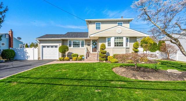 Photo of 486 Grenadon Ln, North Babylon, NY 11703