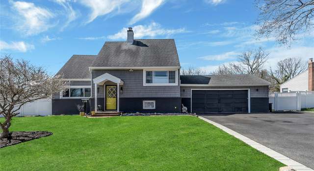 Photo of 1 Oaktree Ln, Huntington Station, NY 11746