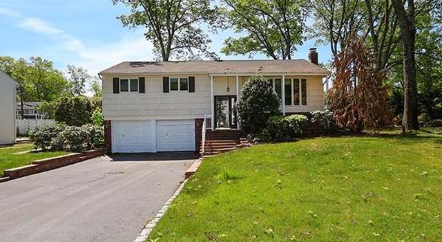 Photo of 2 Ramondo Ln, Smithtown, NY 11787