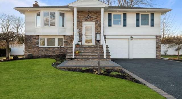 Photo of 2 Wendy Ln, East Northport, NY 11731