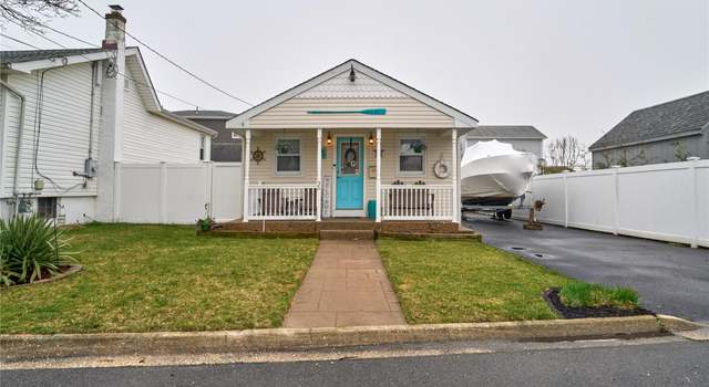 Photo of 35 Mound St, Lindenhurst, NY 11757