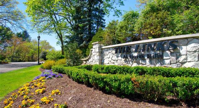 Photo of 448 Links Dr S, Roslyn, NY 11576