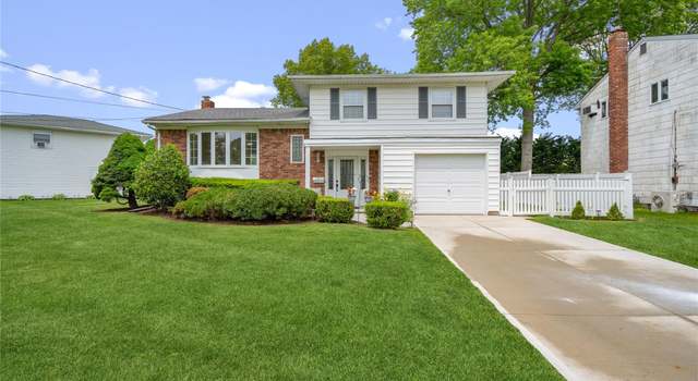 Photo of 6 Poppy Dr, Massapequa Park, NY 11762