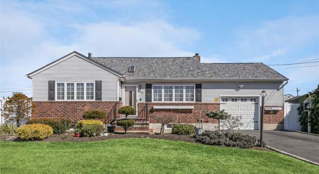 Photo of 263 E 3rd St, Deer Park, NY 11729