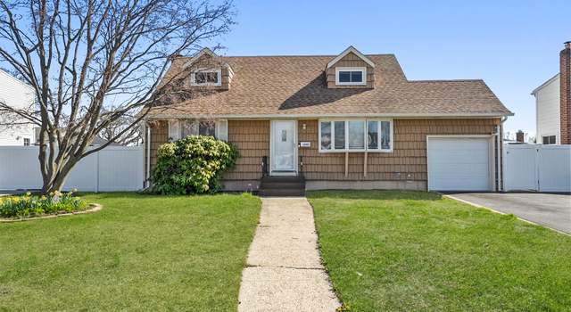 Photo of 1045 N Hamilton Ave, Lindenhurst, NY 11757