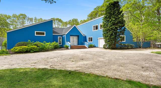 Photo of 21 Quarter Ct, Westhampton, NY 11977