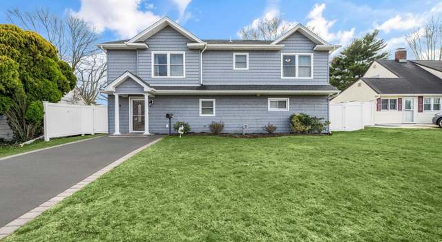 Photo of 19 Sprucewood Dr, Levittown, NY 11756