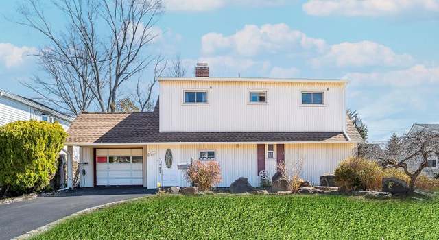 Photo of 29 Alpine Ln, Hicksville, NY 11801