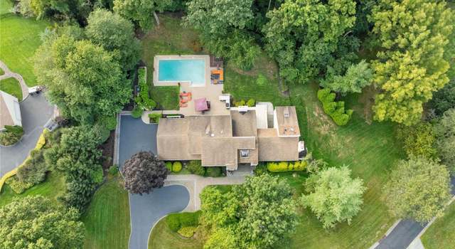 Photo of 4 Carlisle Dr, Old Brookville, NY 11545