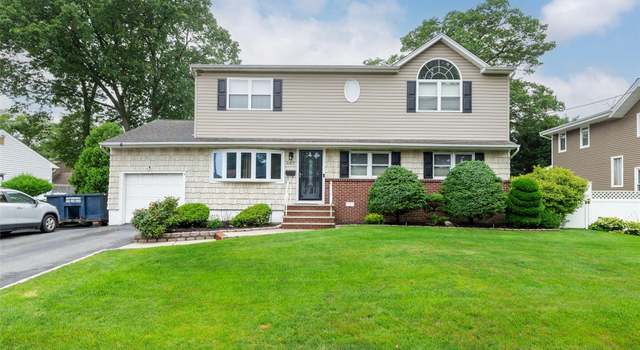Property at 257 S 15th St, Lindenhurst, NY 11757, 5 beds, 2 baths
