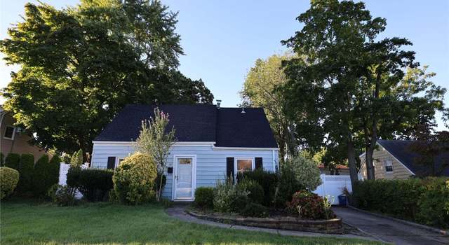 Photo of 32 11th St, Carle Place, NY 11514