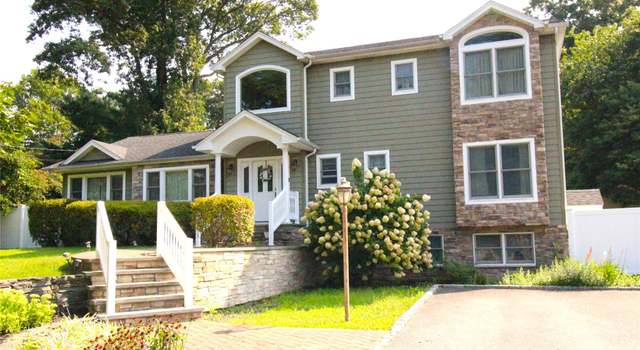 Photo of 3 Robinhood Ln, Setauket, NY 11733