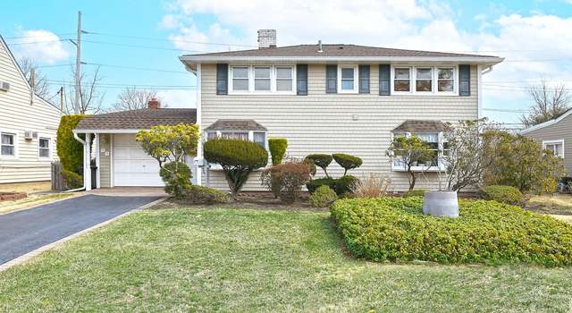 Photo of 59 Bridle Ln, Hicksville, NY 11801