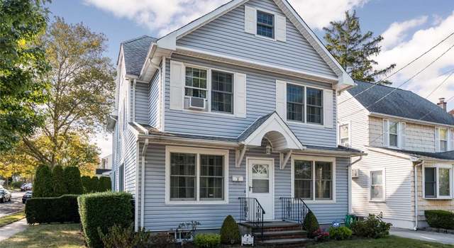 Photo of 2 Lindberg Pl, Williston Park, NY 11596