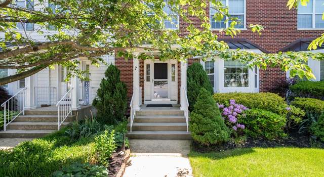 Photo of 7 Lorien Pl, Melville, NY 11747