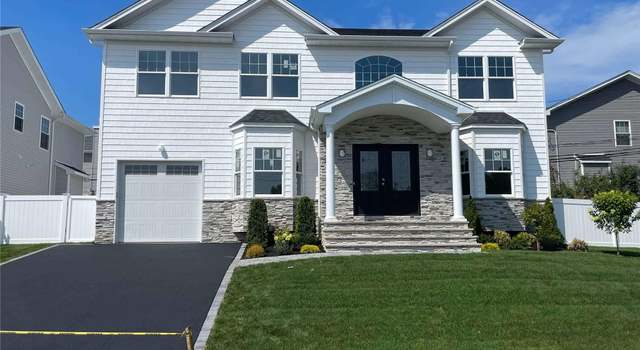 Photo of 56 Syosset Cir, Syosset, NY 11791