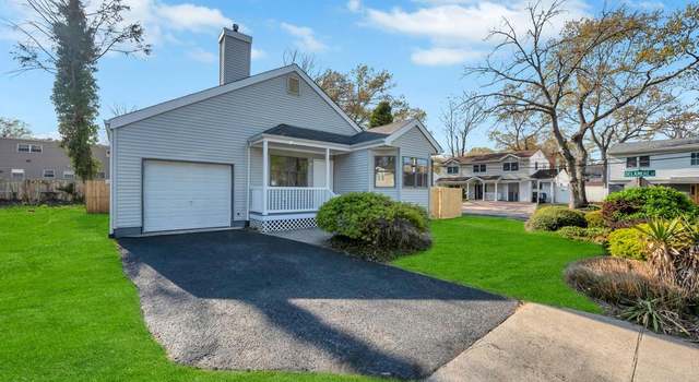 Photo of 1 Sutton Pl, Huntington, NY 11743