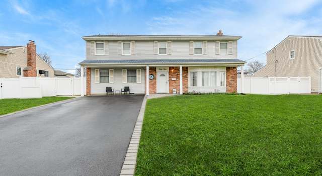 Photo of 55 Primrose Ln, Kings Park, NY 11754