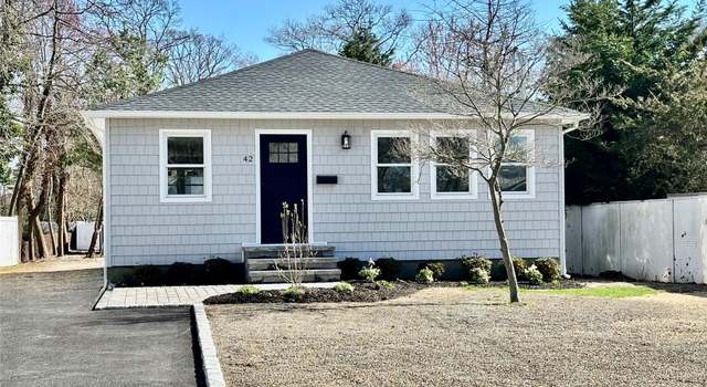 Photo of 42 Dixie Ln, East Islip, NY 11730