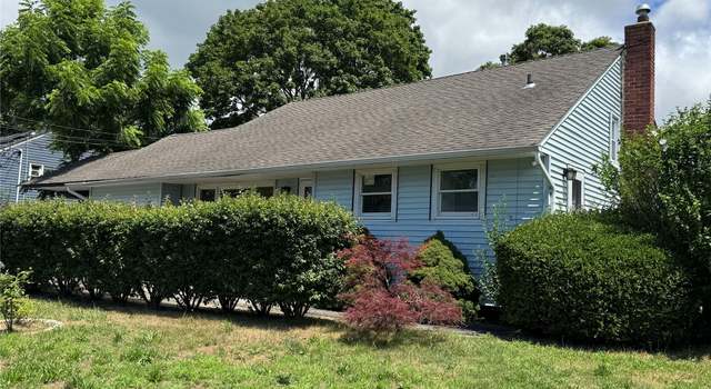 Property at 33 Princeton St, Bay Shore, NY 11706, 5 beds, 2 baths