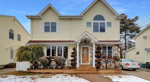 Photo of 43 Quaker St, New Hyde Park, NY 11040