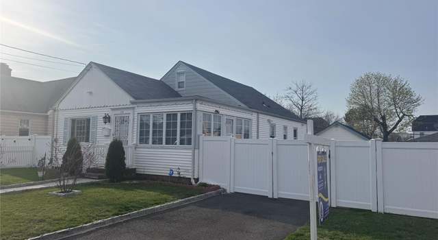 Photo of 20 Woodside Ave, Freeport, NY 11520