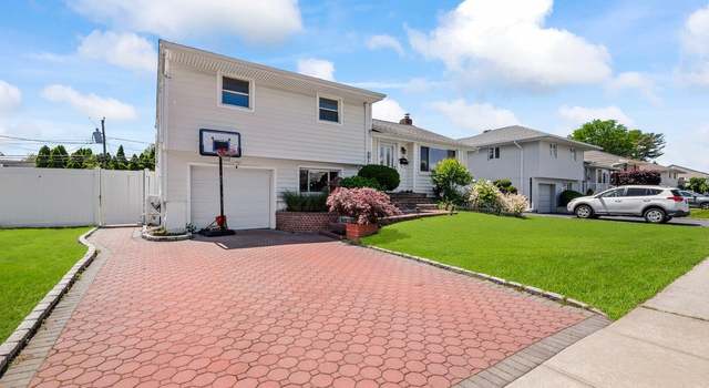 Photo of 42 Macarthur Ave, Plainview, NY 11803