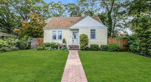 Photo of 15 Robbins Ave, Islip, NY 11751
